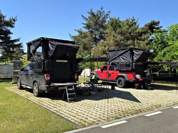 캠핑장에 펼친 스윙쉘터와 GOAT