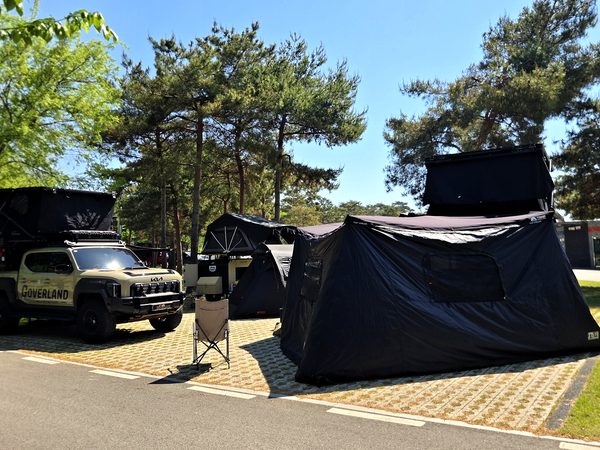 캠핑장에 펼친 쉘터룸