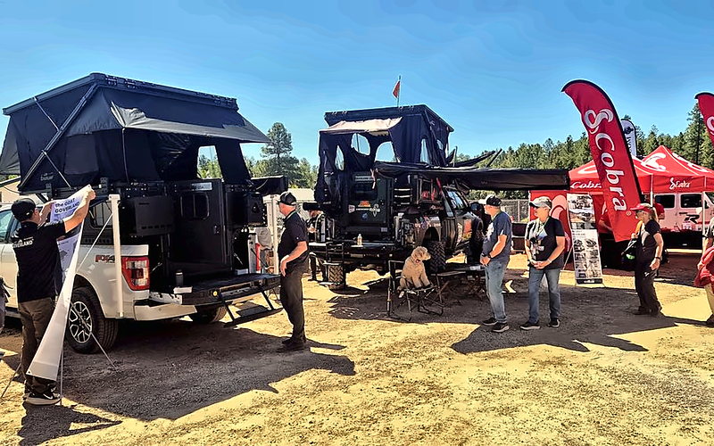 Overland Expo — 부스를 찾은 현지 방문객
